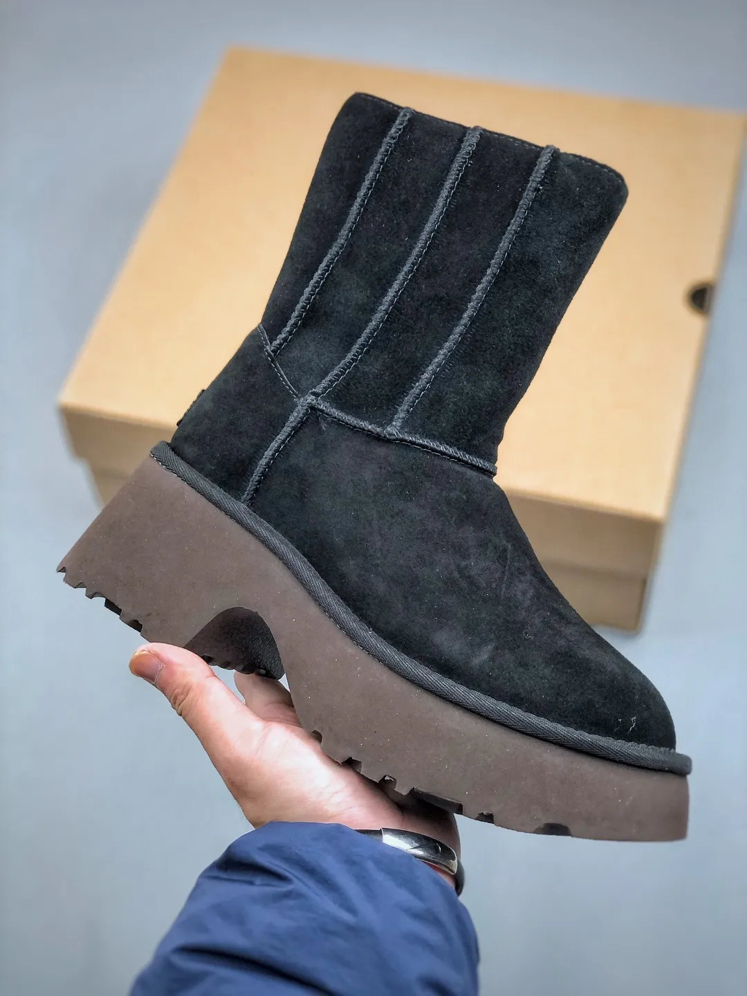 Local self-pickup💰700 supports store placement. The top version on the market UGG Fishman Thick-soled Pencil Boots. 5cm thick sole. Xiaohongshu’s hot model. Produced by a major foreign trade factory in Guangzhou. Toe box to insole are all made of genuine sheep fur. Independent outer box packaging. Chip. Waterproof technology. Differentiated from any version on the market. 5cm thick sole. Independent original development of outsole. Cashmere insole. Keep warm in winter. It is a very suitable choice for home use. In the new year, uug launches a style series. Partly catered to the preferences of young consumers, it has also moved to the forefront of fashion trends. Shoe body material: water-repellent coated suede upper, 17 mm UGGPURE™ implanted wool insole, lightweight non-slip and comfortable rubber outsole, with brand LOGO and trademark, with full packaging. Size: 35 36 37 38 39 40